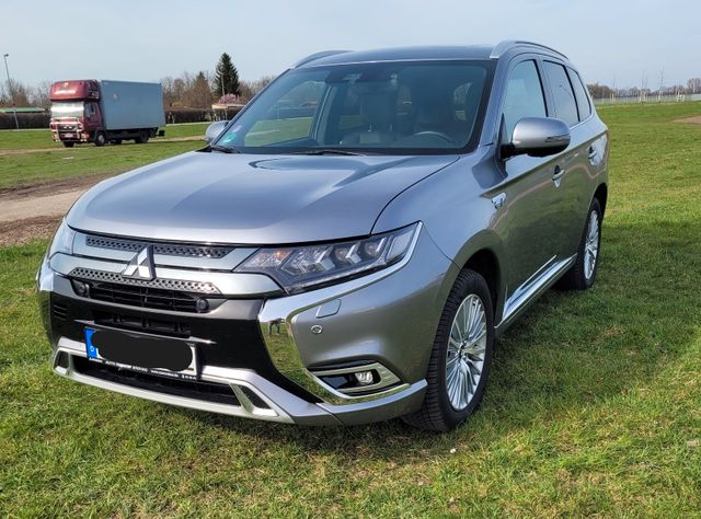 Mitsubishi Outlander 2.4 MIVEC PLUG-IN HYBRID 4WD Top