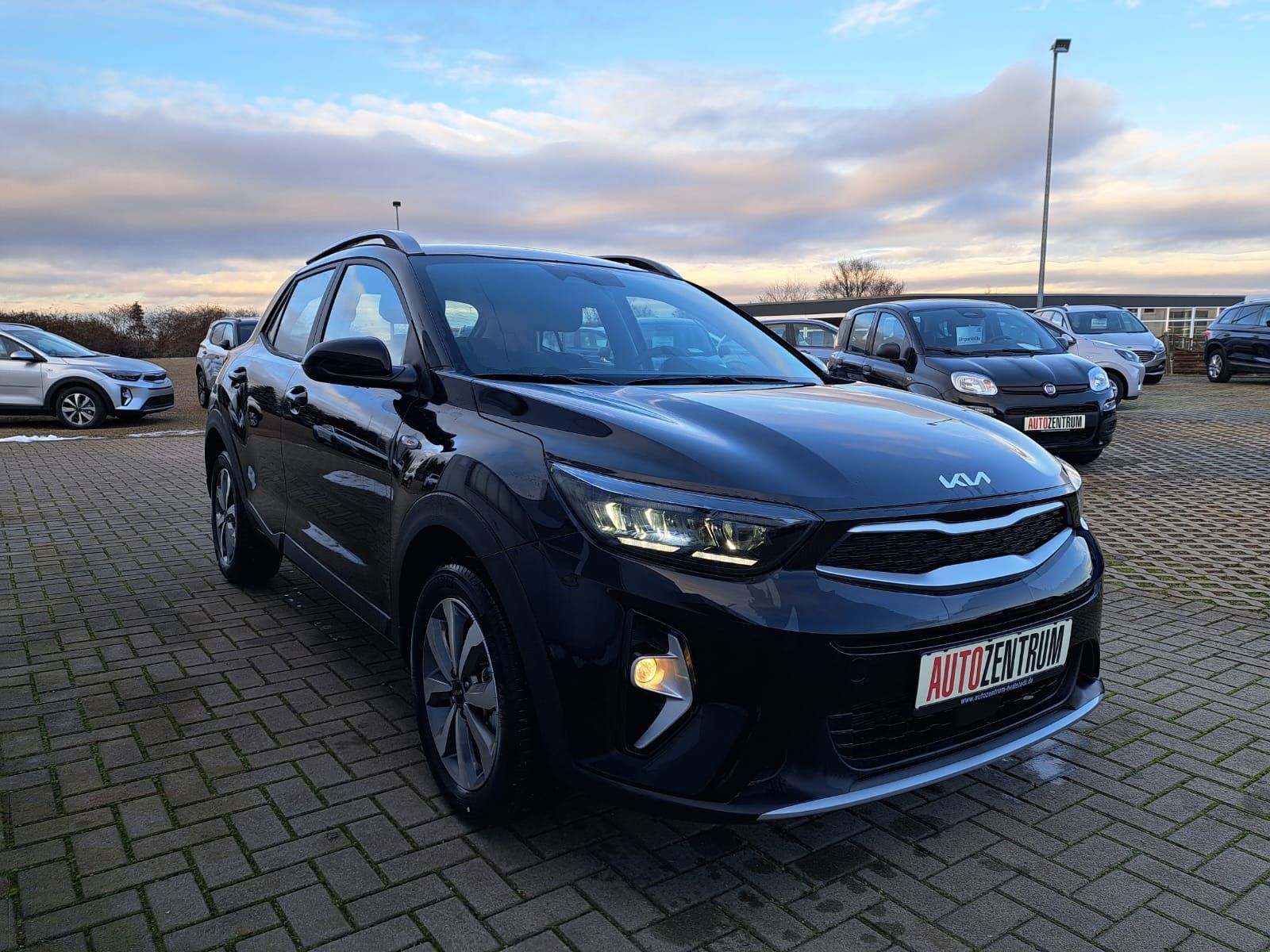 Fahrzeugabbildung Kia Stonic 1.0 T-GDI AUTOMATIK LED NAVI WINTERPAKET