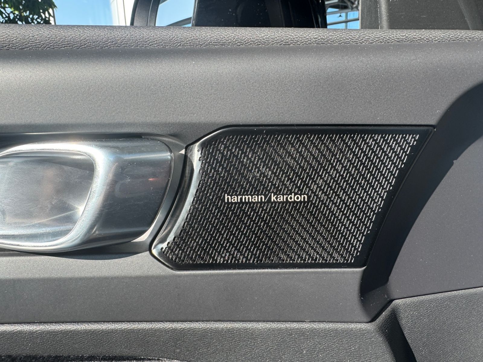 Fahrzeugabbildung Volvo XC40 R Design 2WD PANO LED NAVI SHZ
