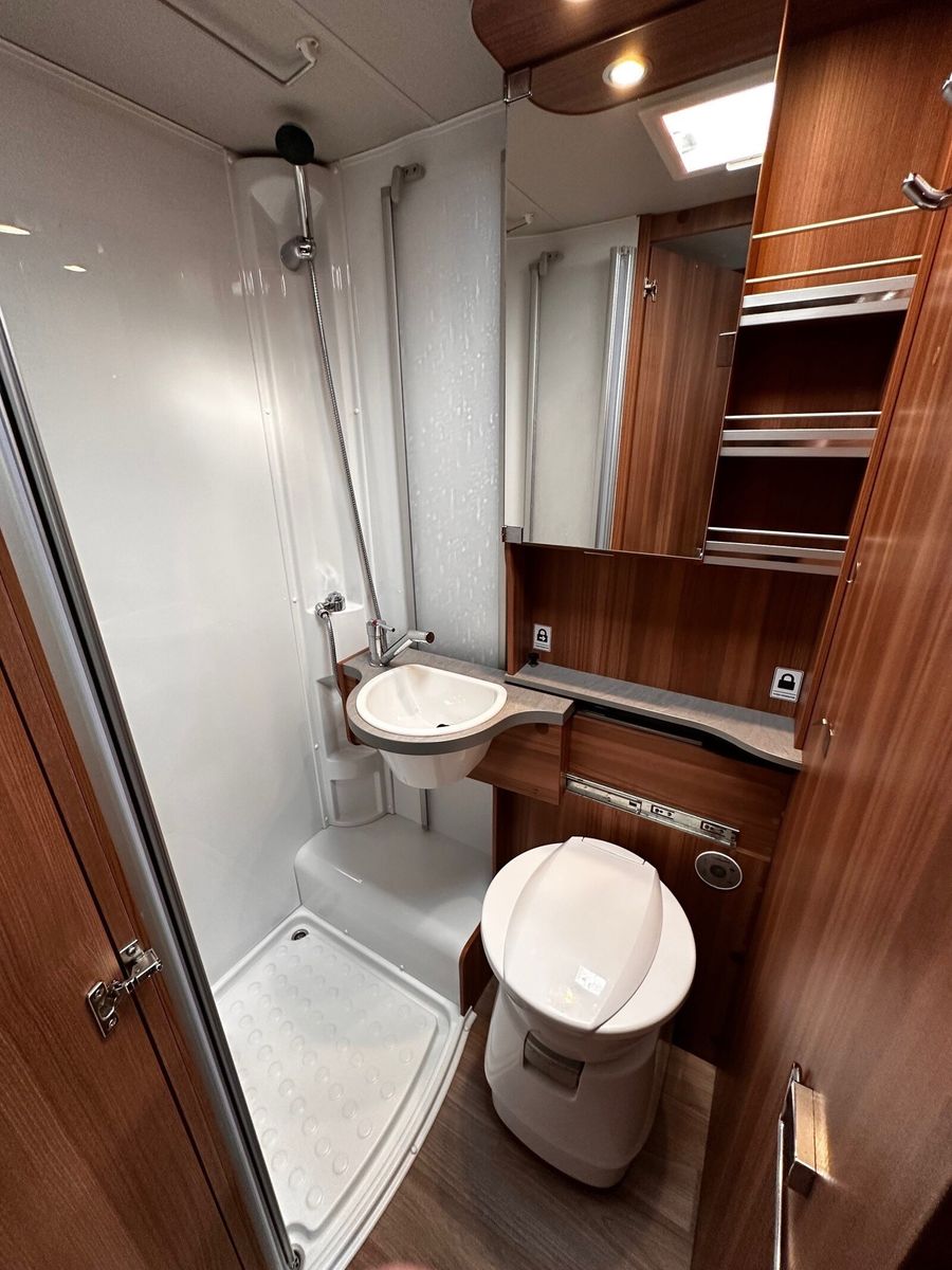 Fahrzeugabbildung Weinsberg CaraHome 700 DG 5 Sitzplätze Alkoven Familie