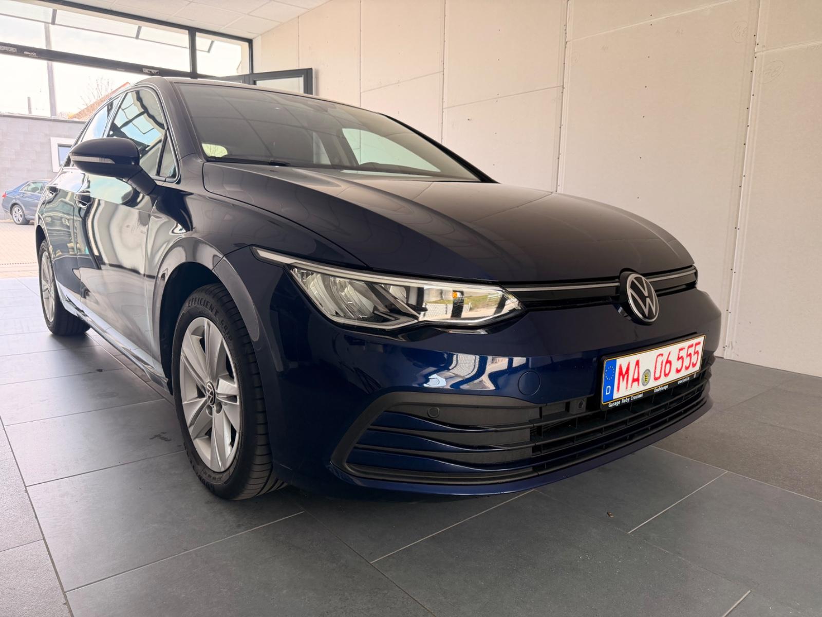 Volkswagen Golf VIII Lim. Life AUTOMATIK NAVI PDC