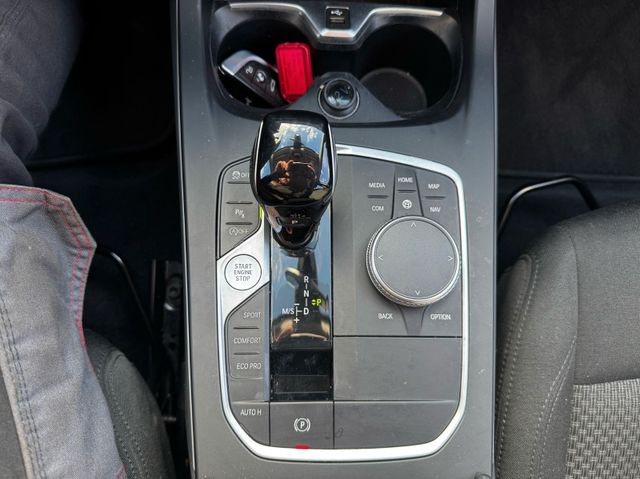 Fahrzeugabbildung BMW 118 i Advantage >AUT/NAVI/LED/SHZ/PDC<