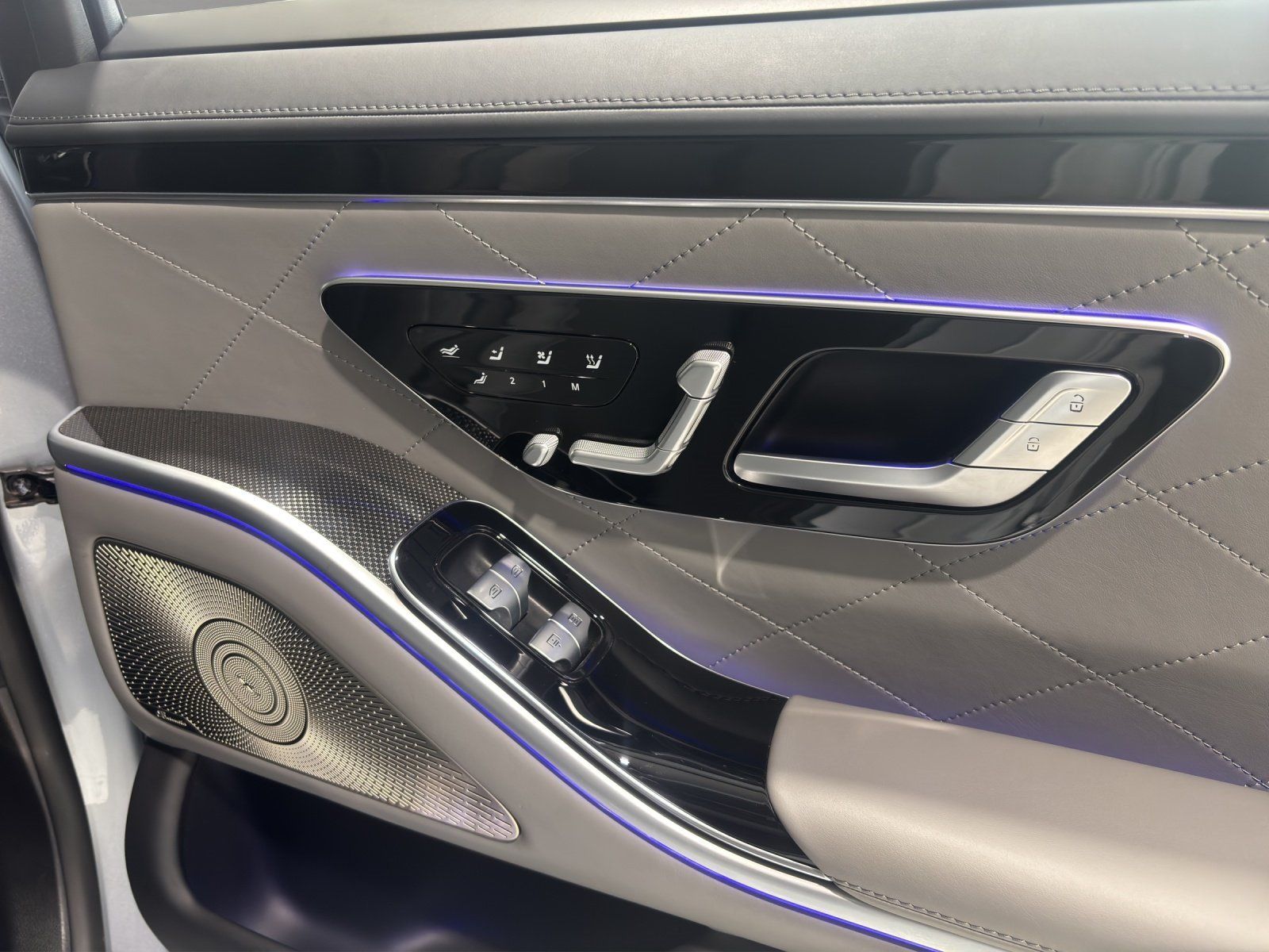 Fahrzeugabbildung Mercedes-Benz S500L 4M AMG Exclu FirstClass BurmHighEnd FondTV