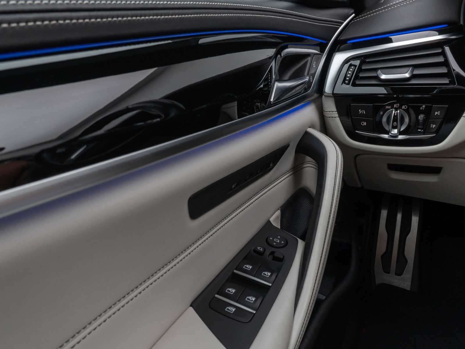 Fahrzeugabbildung BMW M5 xD 360°HUD DAB B&W SoftCl Massage Komfort