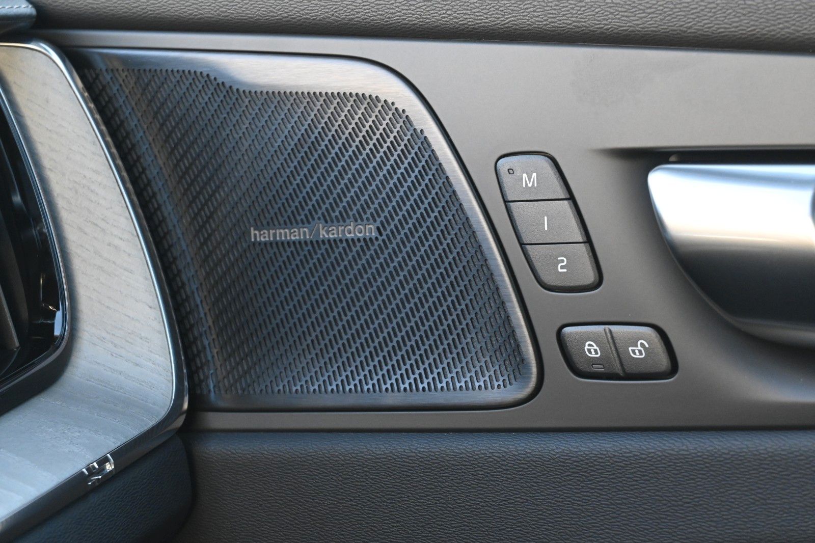 Fahrzeugabbildung Volvo XC60 B5 AWD Ultra Dark*LUFT*360°*ACC*AHK