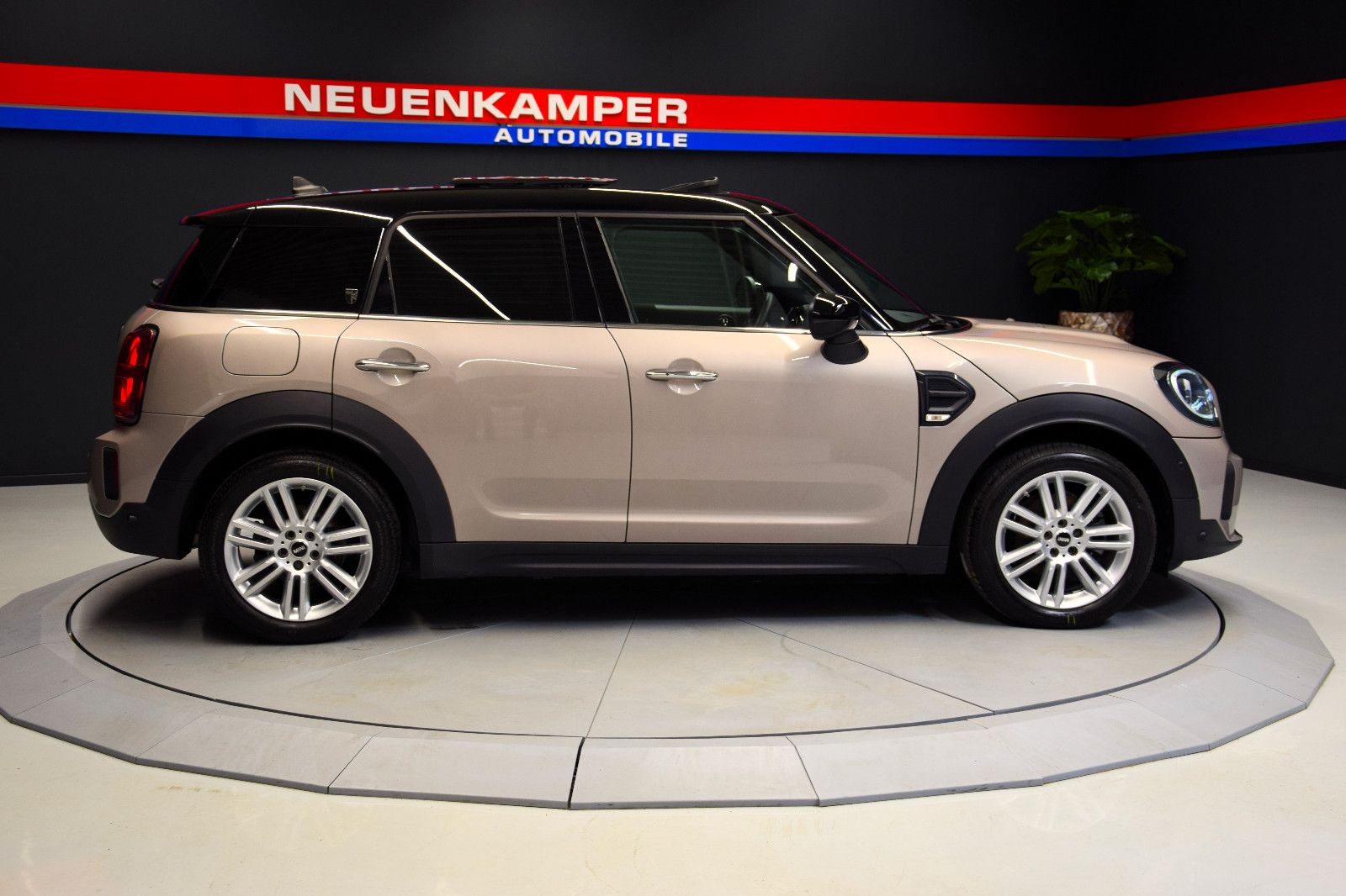 Fahrzeugabbildung MINI Cooper Countryman YOURS Pano HuD Leder Memory