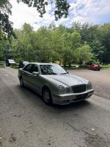 Mercedes-Benz Mercedes W210 E240 Elegance TÜV neu Schiebedach  - Mercedes-Benz 240 mit Benzin-Antrieb: Automatik