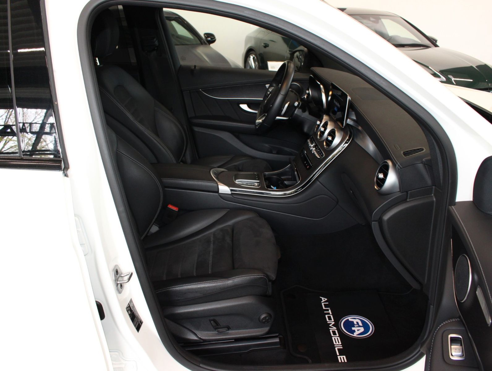 Fahrzeugabbildung Mercedes-Benz GLC 220d 4Matic AMG Line Standhzg.*Distronic*360