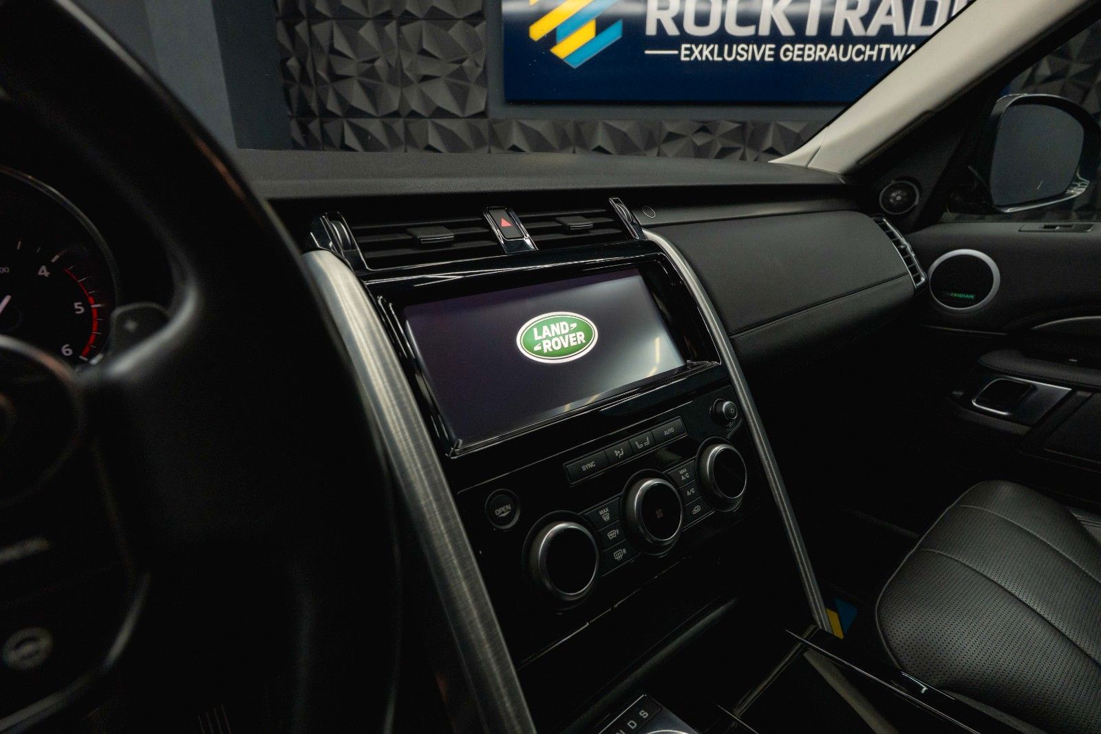 Fahrzeugabbildung Land Rover Discovery 5 2.0 TD SD4 HSE BLACK 4x4 *AHK*LED*