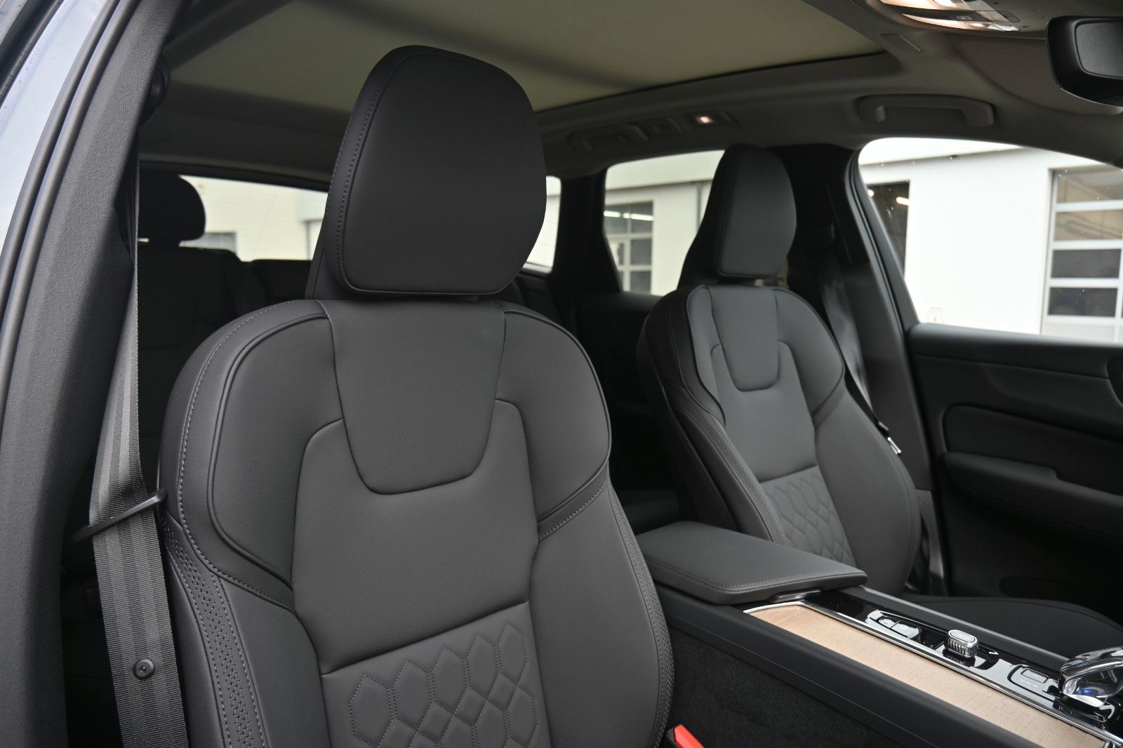 Fahrzeugabbildung Volvo XC60 Recharge T6 AWD Plus Dark