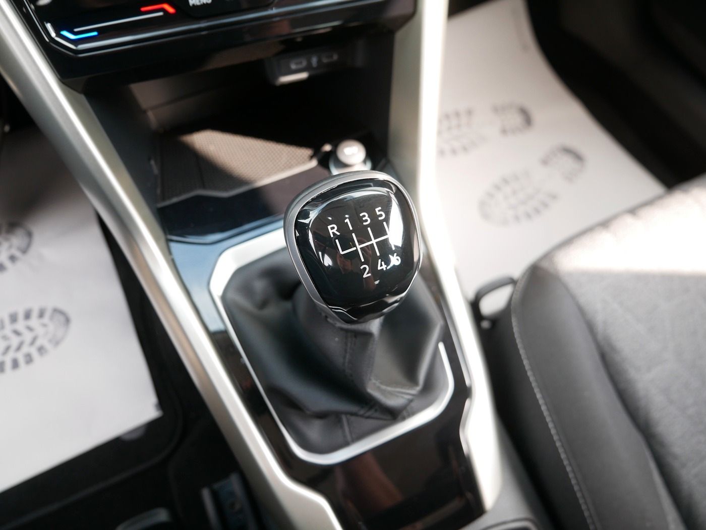 Fahrzeugabbildung Volkswagen T-Roc 1.0 TSI Move NEU35T LED NAVI SHZ ParkAssis