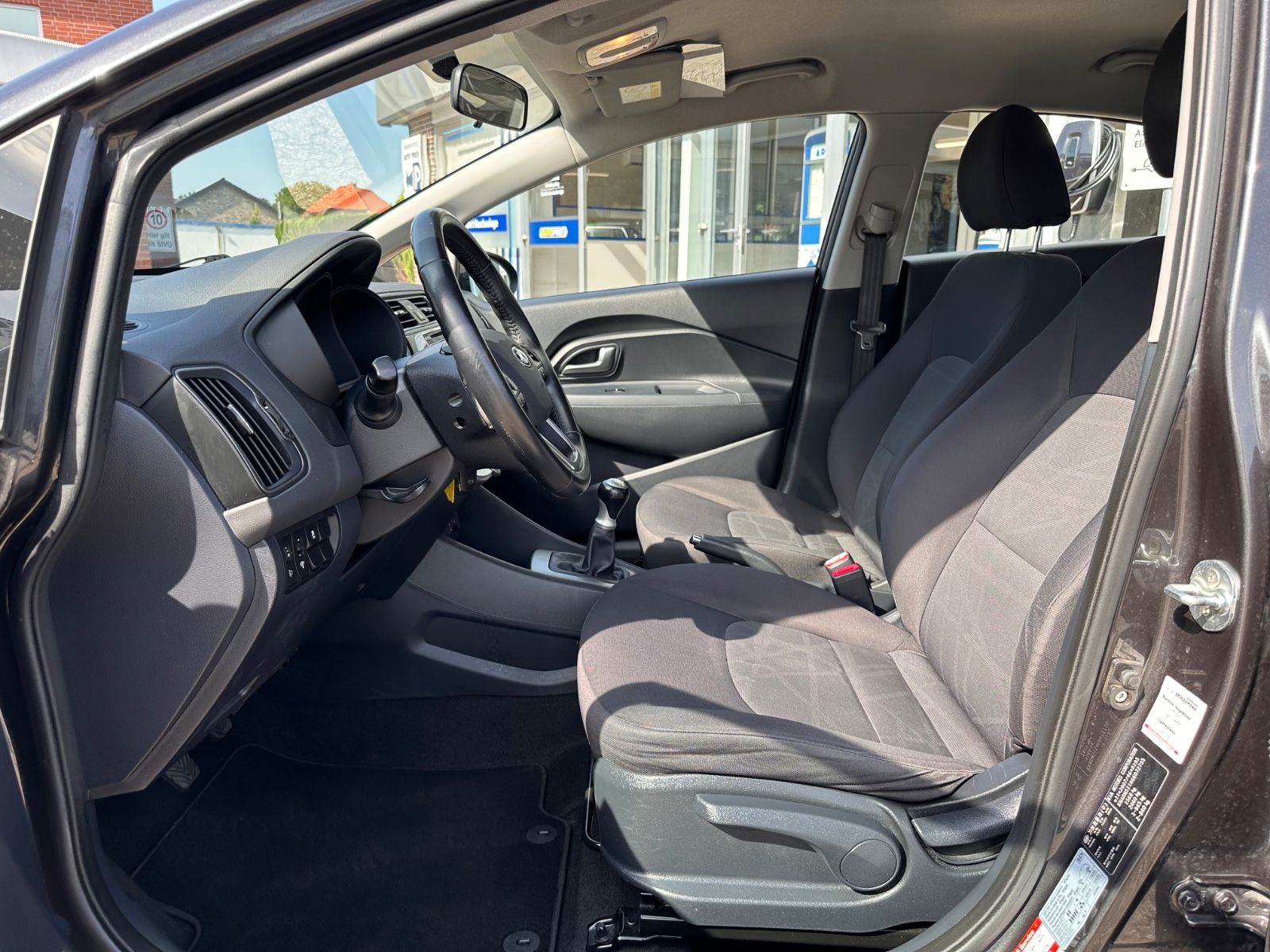 Fahrzeugabbildung Kia Rio 1.2 Sensation Klima/Allwetter/Bluetooth
