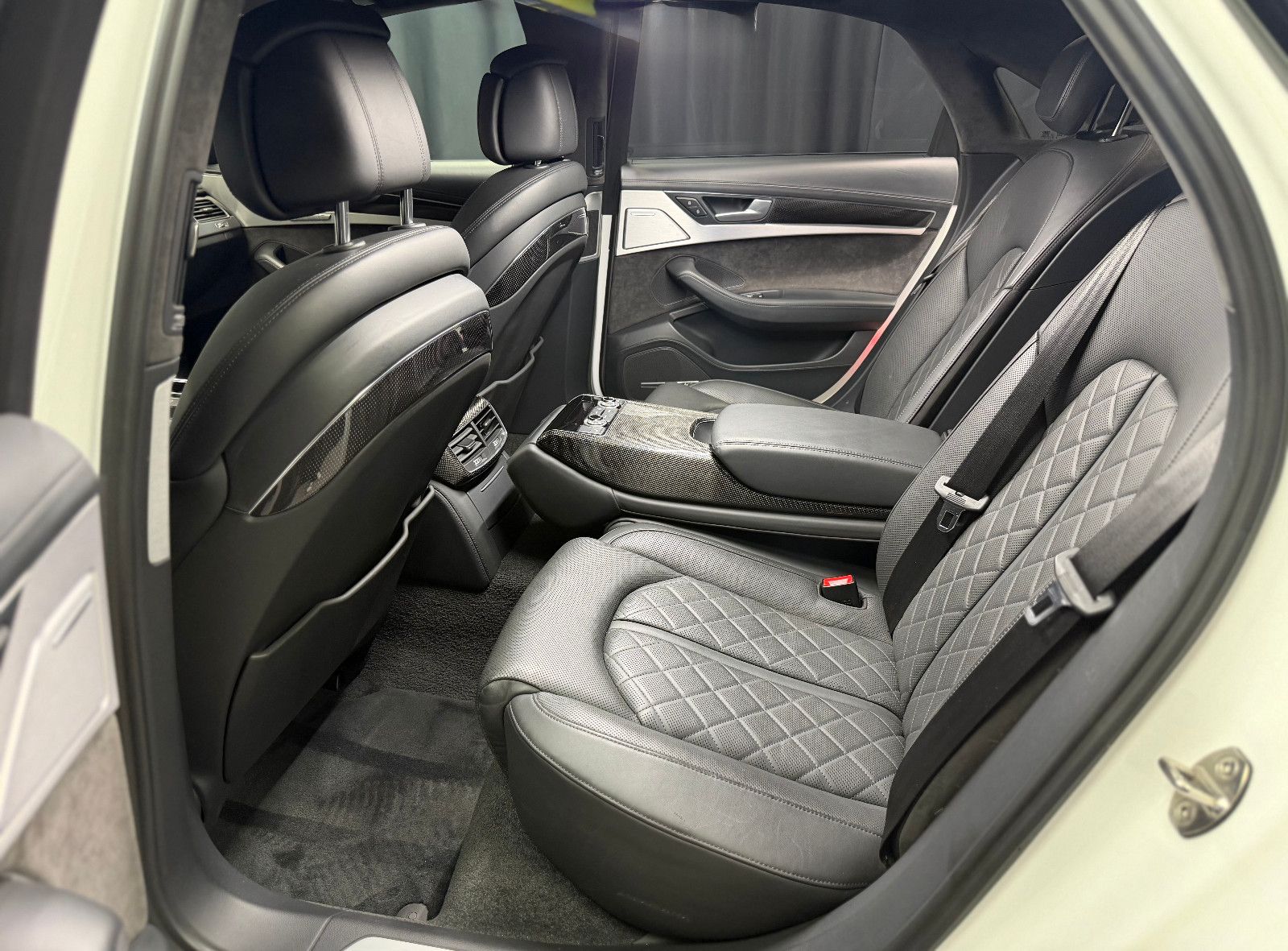 Fahrzeugabbildung Audi S8 4.0 TFSI quattro plus |KERAMIK|CARBON|MASSAGE