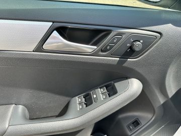 Fahrzeugabbildung Volkswagen Jetta VI 1.2 TFSI Life Navi