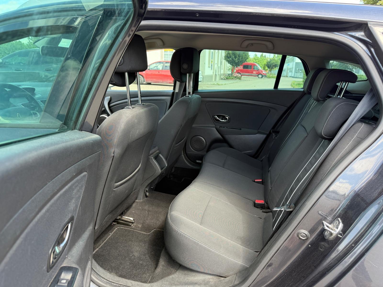 Renault Megane 2012 — photo 17