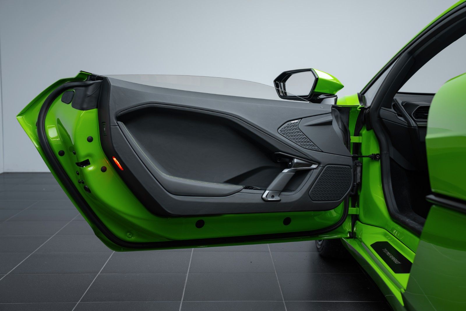 Fahrzeugabbildung Lamborghini Temerario CARBON/LIFT/STYLE PACK/PASSENGER DISP.