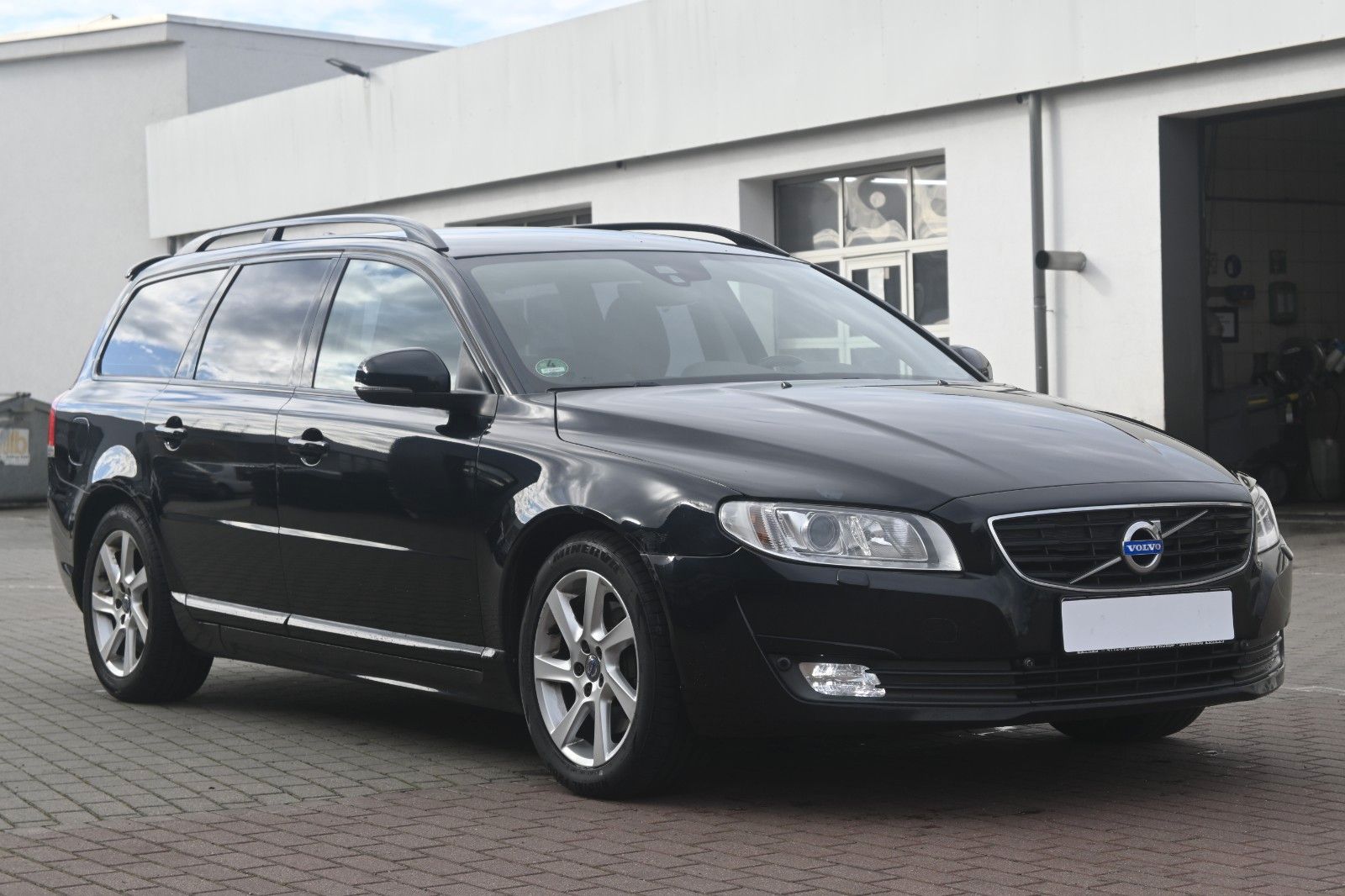 Fahrzeugabbildung Volvo V70 Kombi D3 DPF Black Edition*NAV*TEMP*Mietkauf