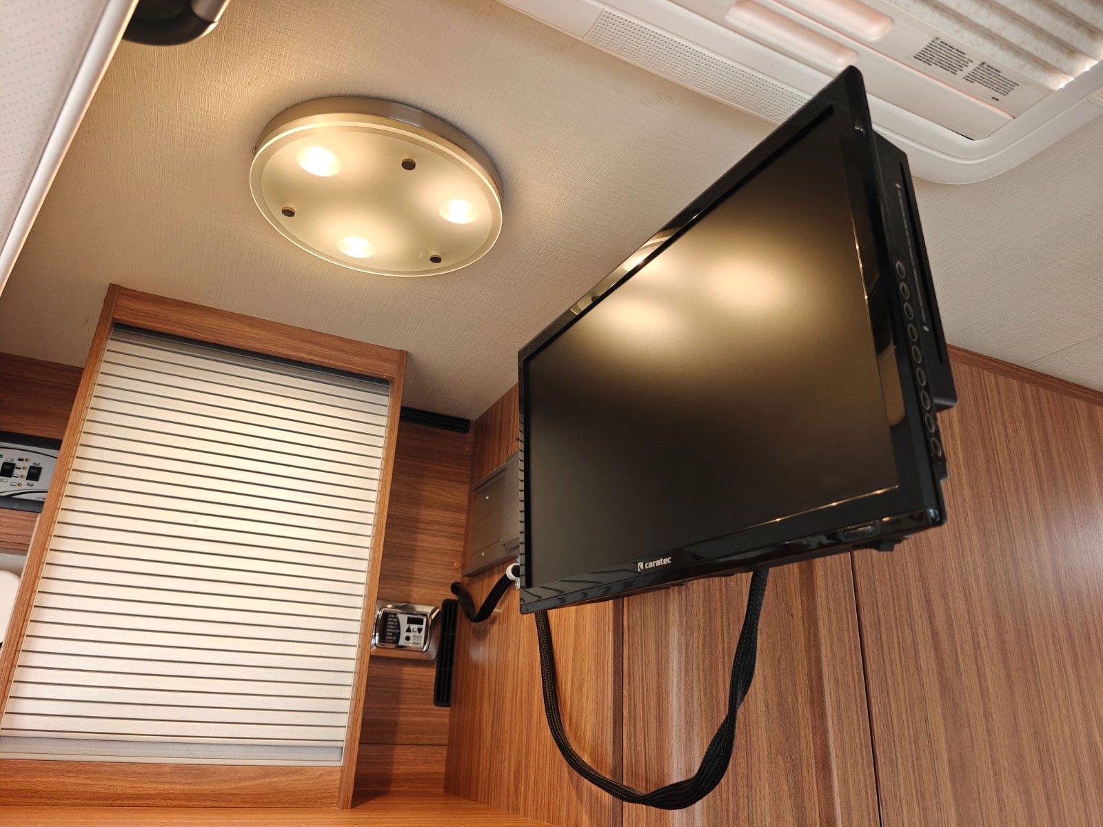 Fahrzeugabbildung Carado T-334 - Hubbett, SAT, TV, Navi, Markise -