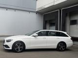 Mercedes-Benz E 220 D Avantgarde LED MBUX Distronic Pano AHK - Mercedes-Benz E 220: mit Navigationssystem