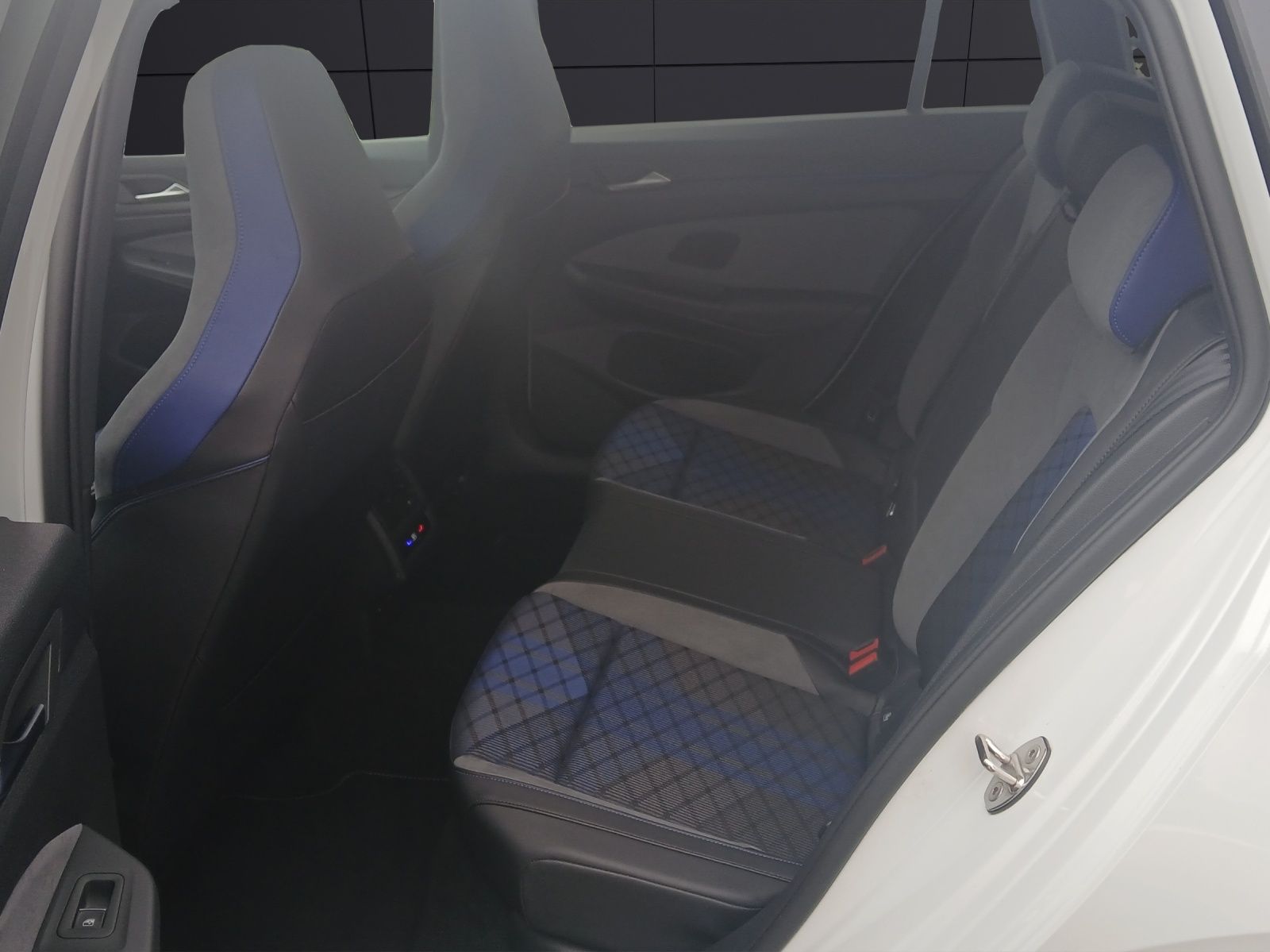 Fahrzeugabbildung Volkswagen Golf VIII Variant R DSG 4M LEDplus AHK Navi Harm