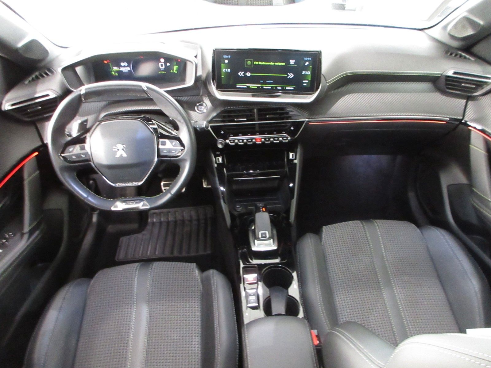 Fahrzeugabbildung Peugeot 208 1.2T GT  LED/NAVI/SHZ/PANO/HEAD/CAM/PDC/17"