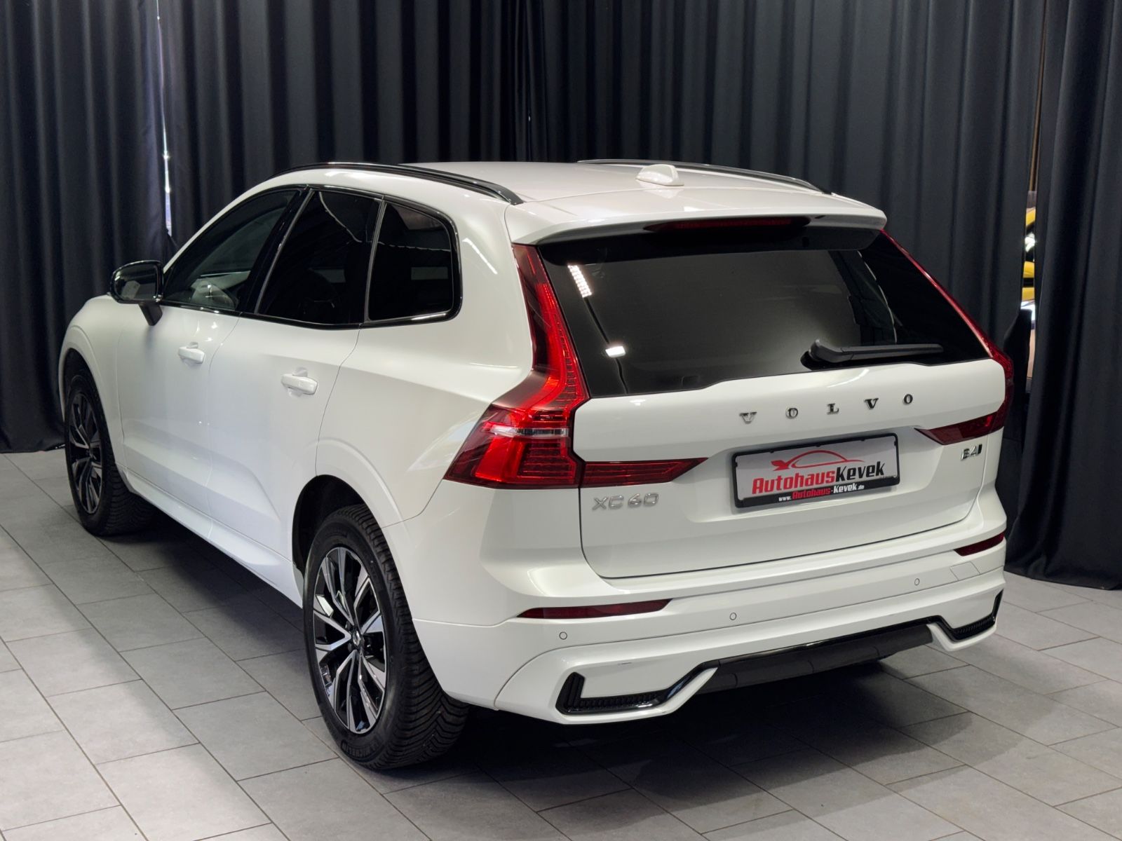 Fahrzeugabbildung Volvo XC 60 Plus Dark AWD |H/K|STDHZ|LED