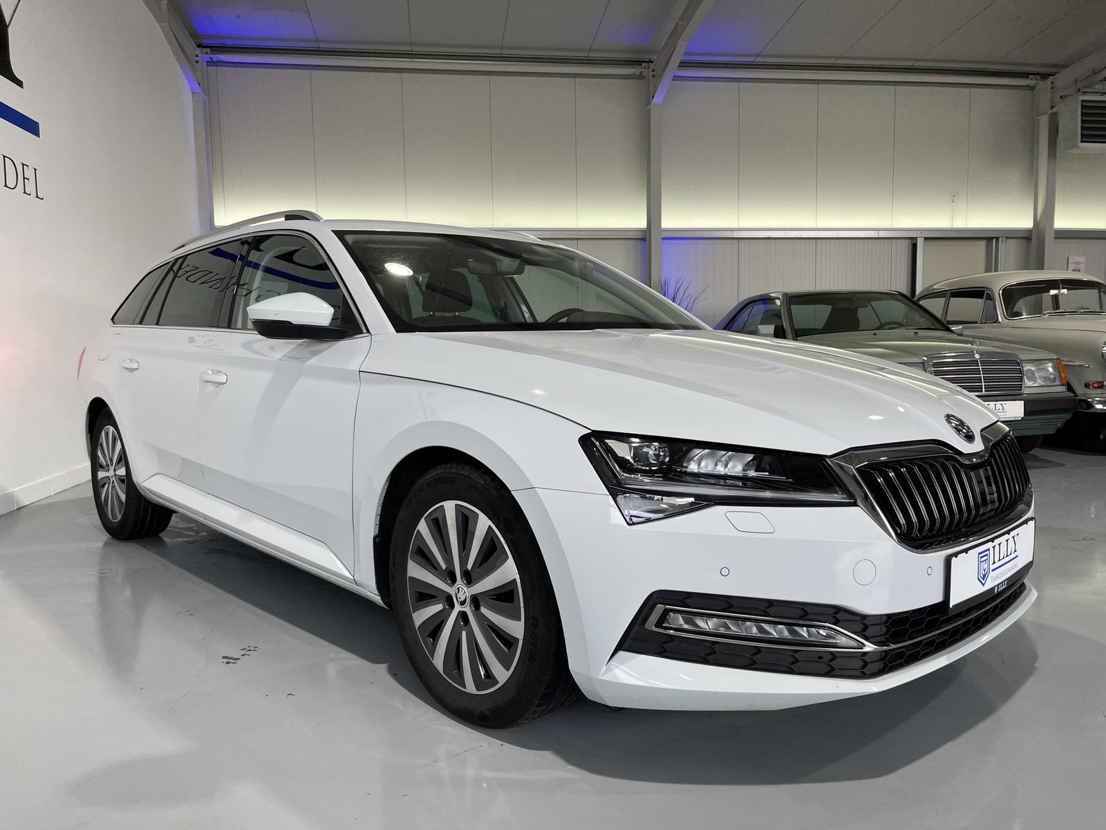 Fahrzeugabbildung SKODA Superb 2.0 TDI*Premium Edition*LED*AHK*Leder*