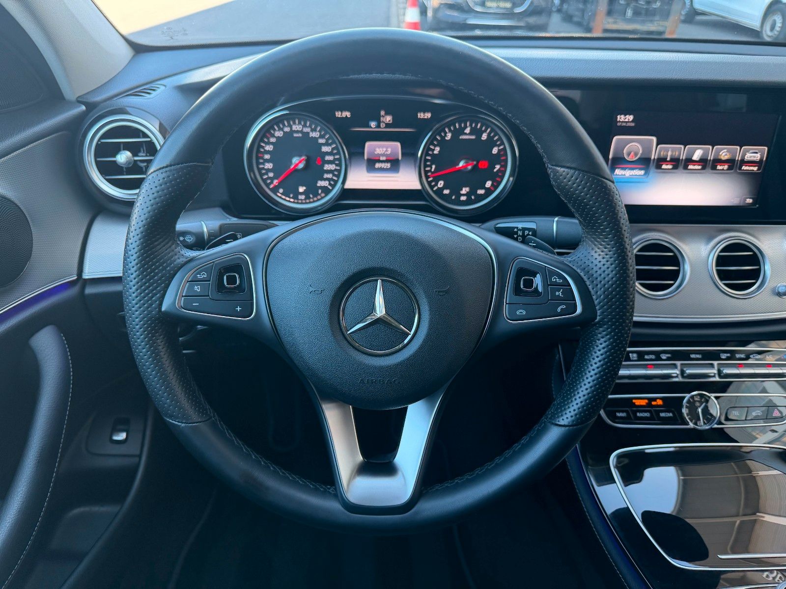 Fahrzeugabbildung Mercedes-Benz E 200 Avantgarde+RFK+Multibeam+Ambiente+