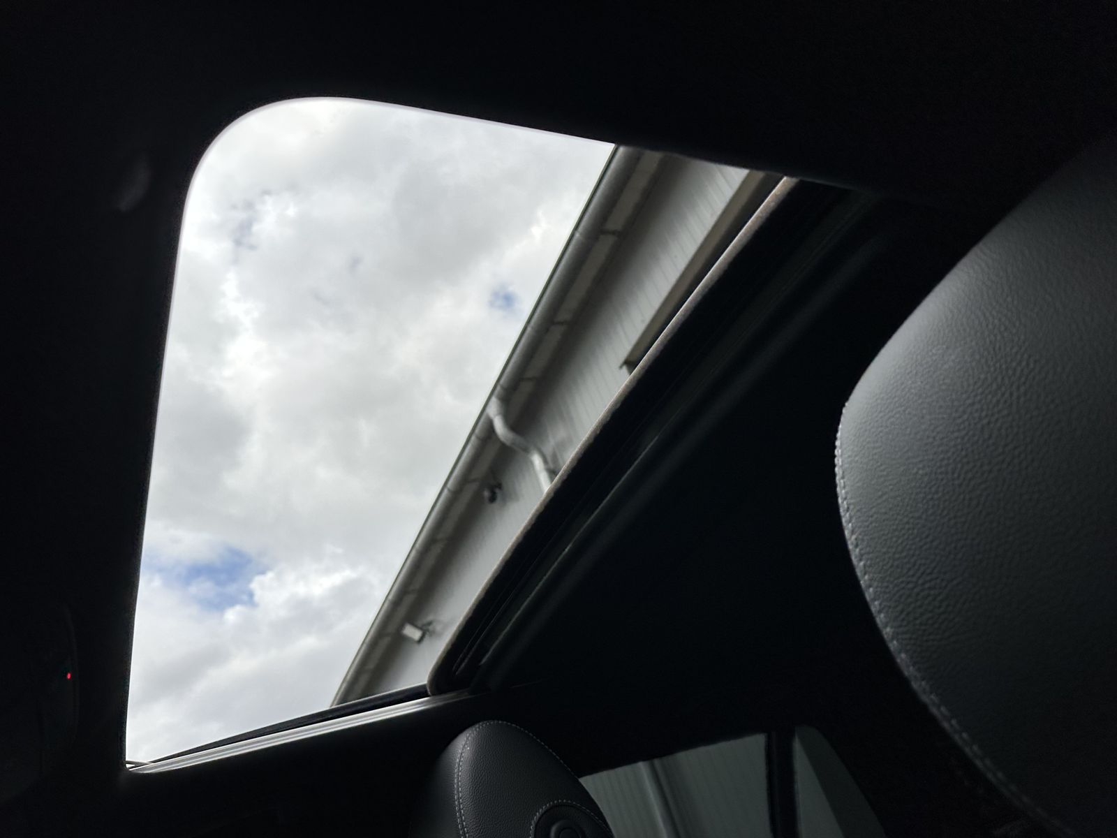 Fahrzeugabbildung Mercedes-Benz E 200 T AMG-Line NAV+LED+PANORAMA+BURMESTER+360°