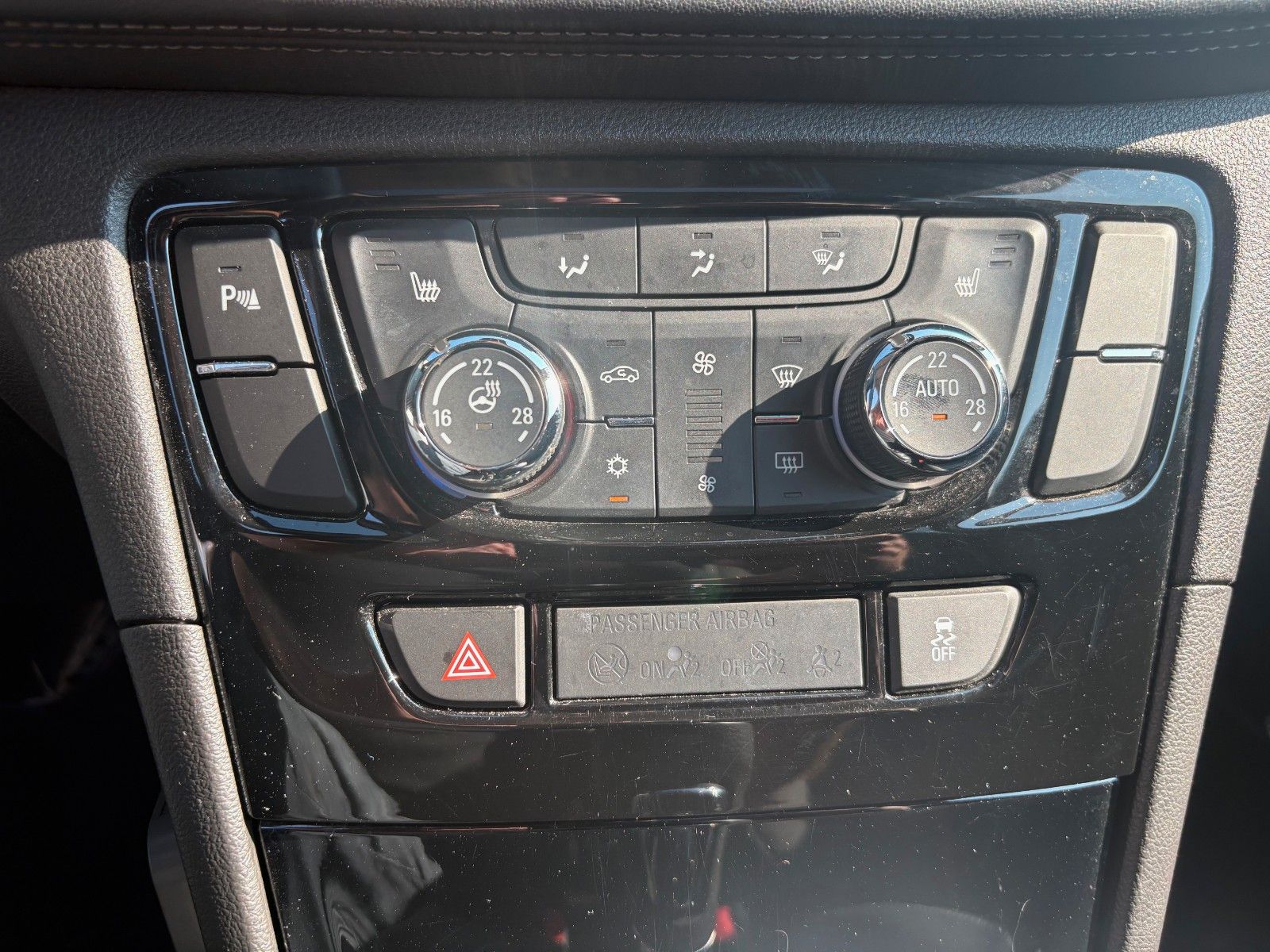 Fahrzeugabbildung Opel Mokka X 1.4 Innovation Aut. Navi LED SPORTSITZE