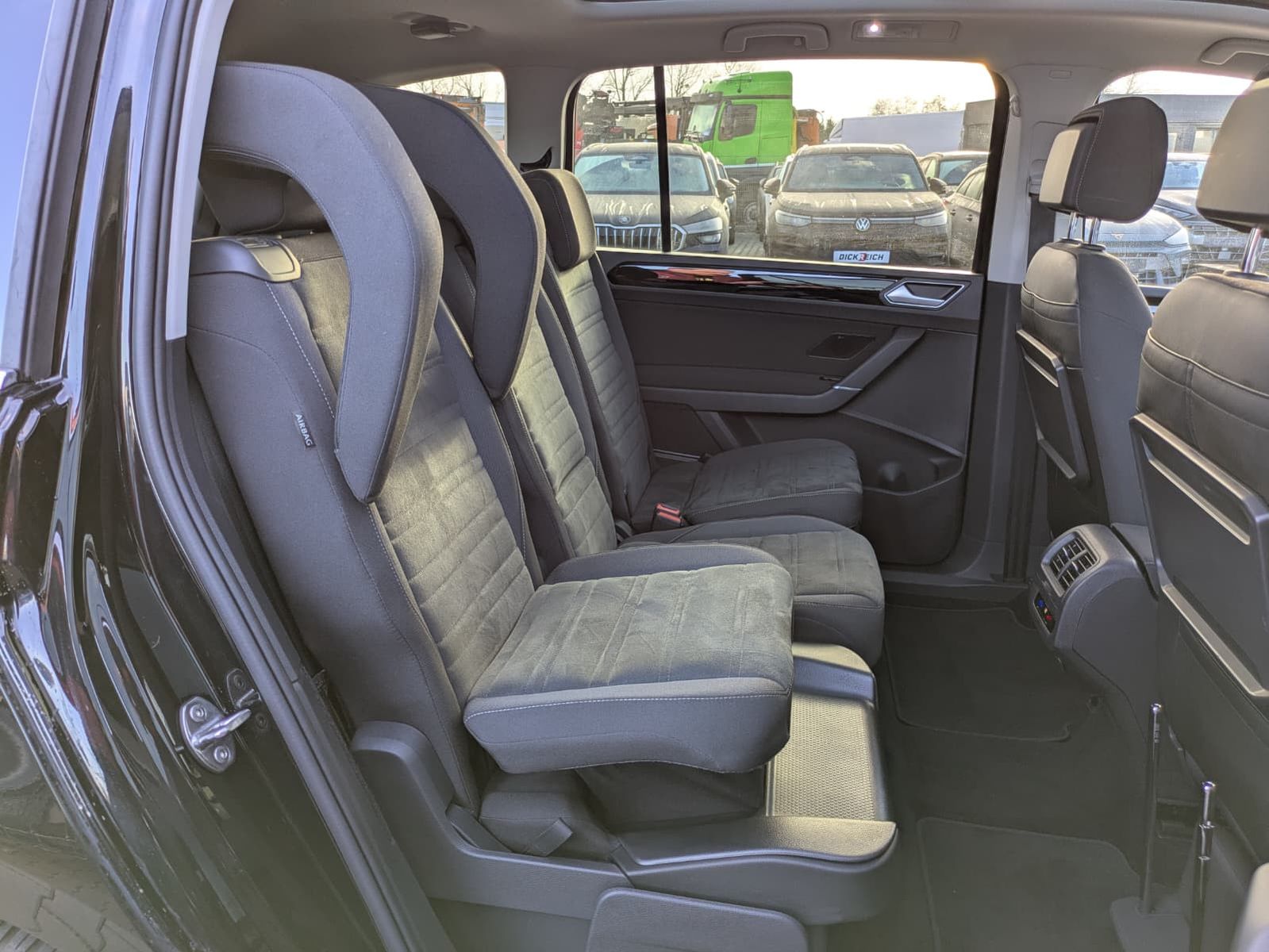 Fahrzeugabbildung Volkswagen Touran 2.0 DSG R-Line High. Pano 7-Si IQ.Dri AHK