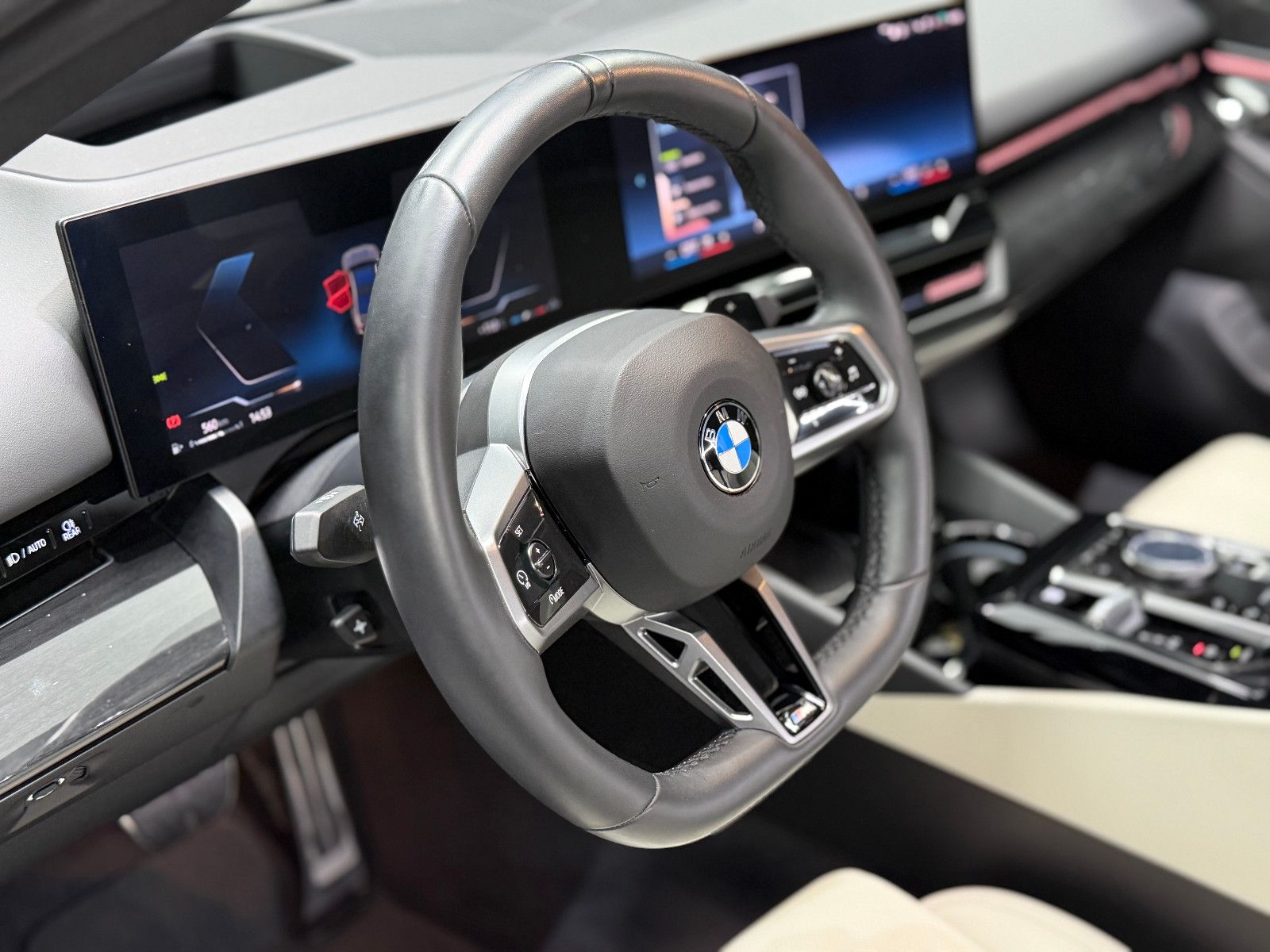 Fahrzeugabbildung BMW 520 d Limousine M Sport|H&K|HuD|Garantie