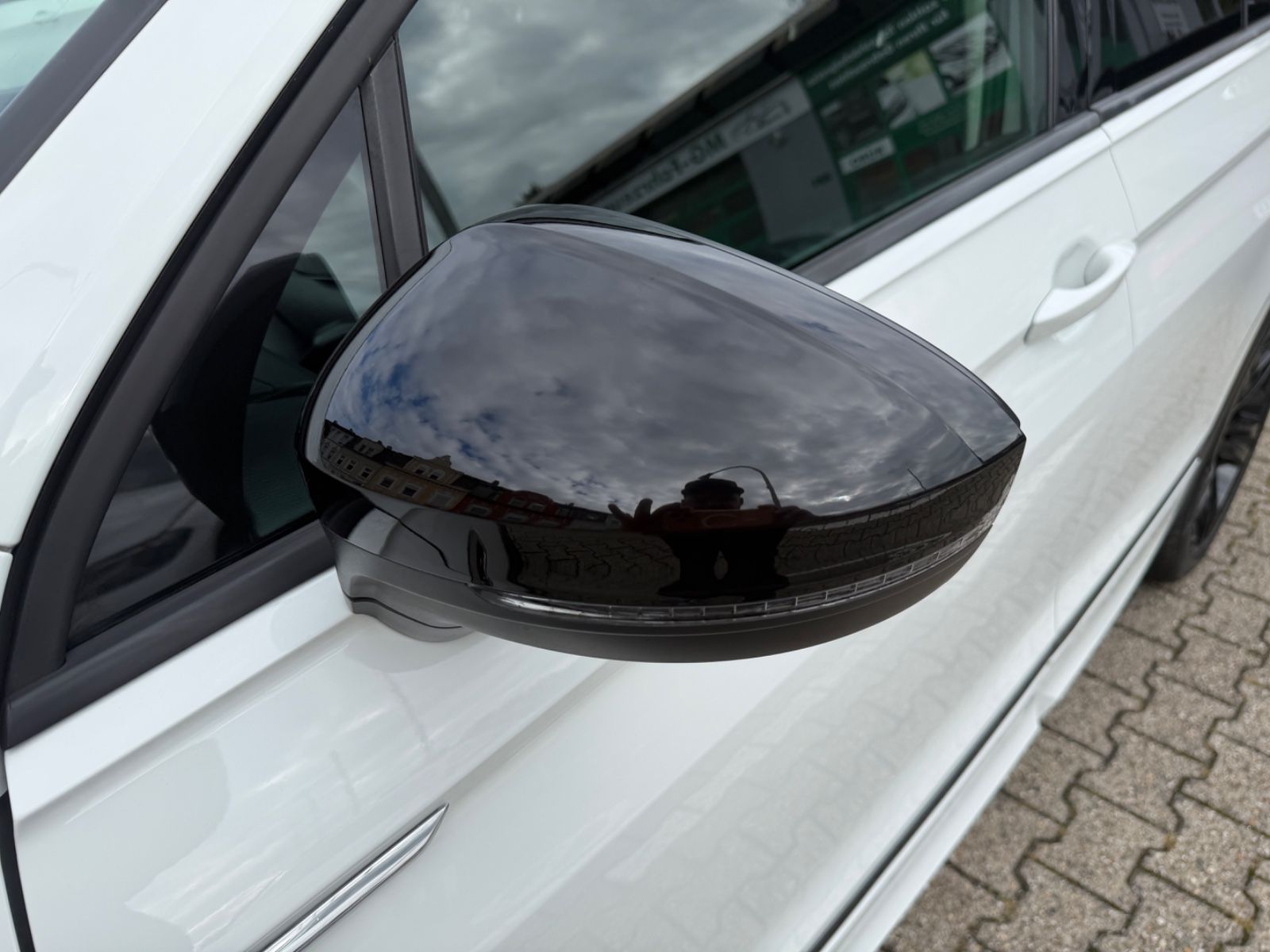 Fahrzeugabbildung Volkswagen Tiguan R-LINE 4Motion LED NAVI KAM. ACC SCHECKH.