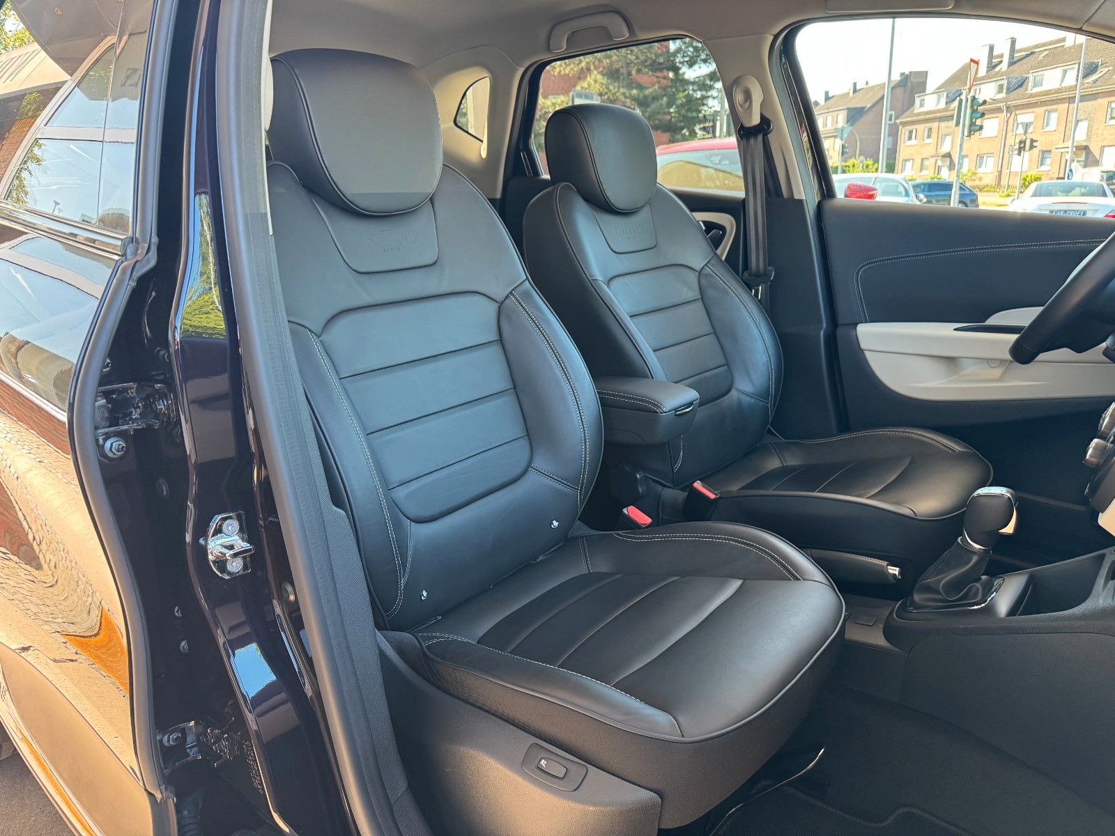Fahrzeugabbildung Renault Captur Initiale Paris Navi/Leder/Kamera/21Tkm