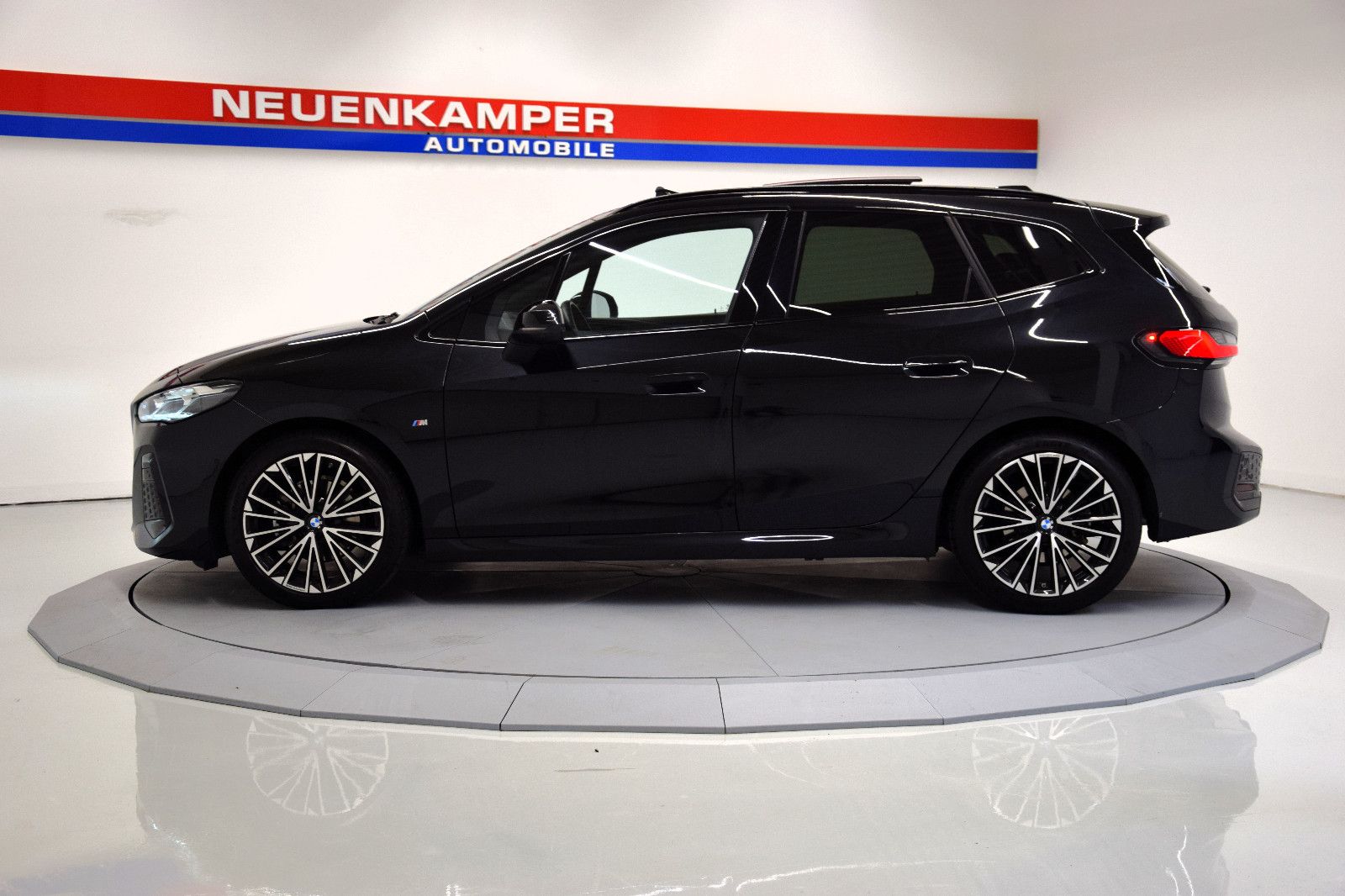 Fahrzeugabbildung BMW 218 Active Tourer M-Sport Panorama, HuD, 19Zoll