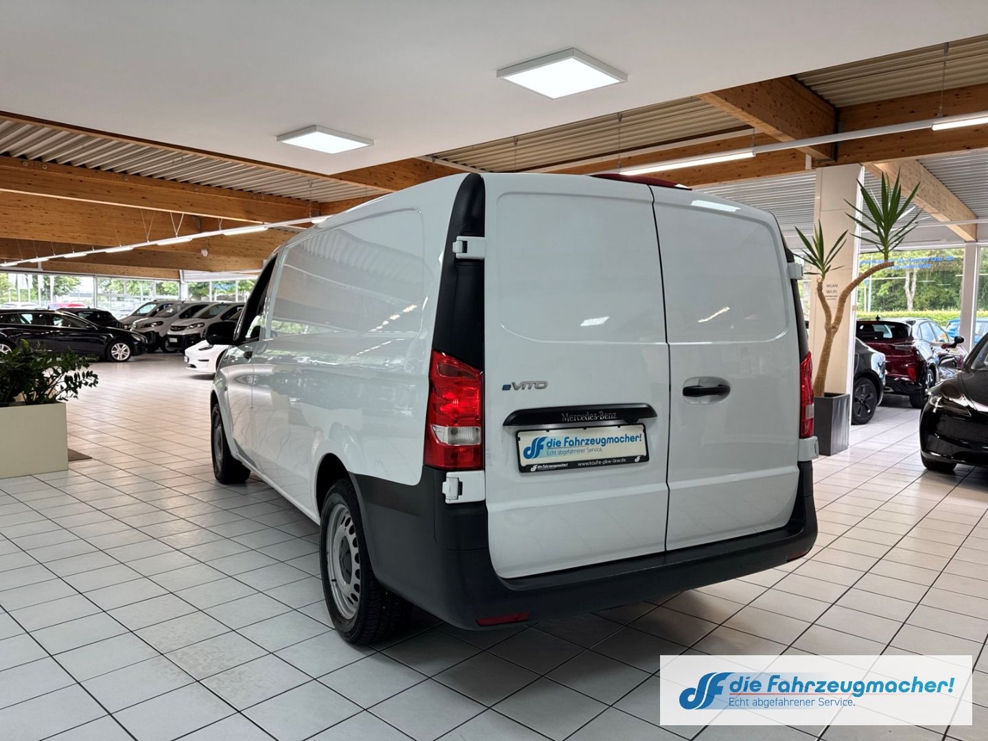 Fahrzeugabbildung Mercedes-Benz Vito Kasten e111 lang SHZ Rückfahrkam. Temp Tel.
