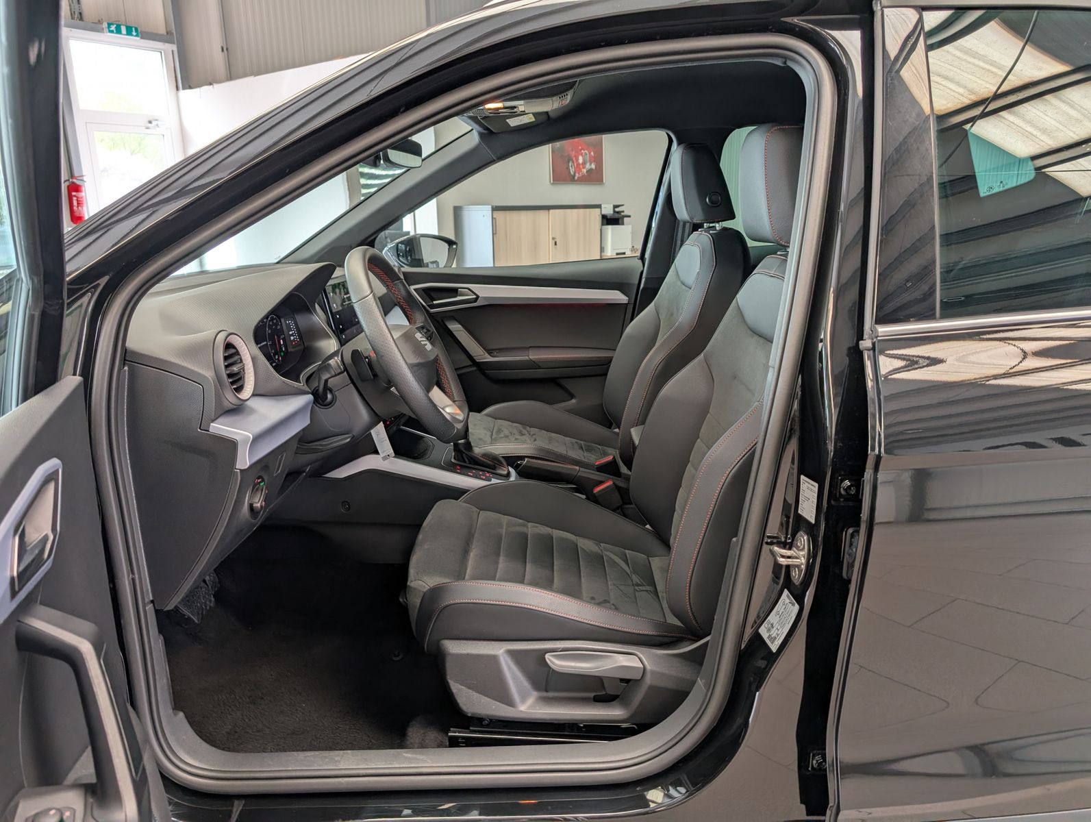 Fahrzeugabbildung SEAT Arona 1.5 TSI DSG FR LED ACC Cam Dinamica AHK 18