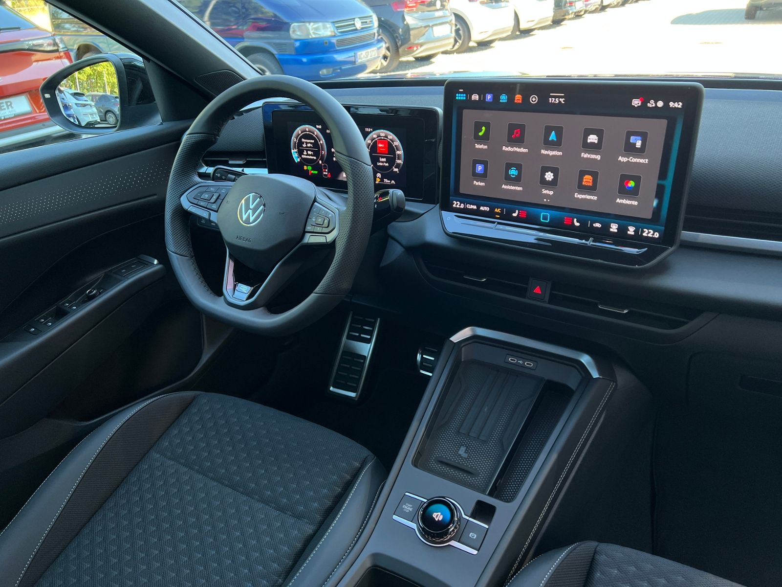 Fahrzeugabbildung Volkswagen T-Roc R-Line 1.5 eTSI DSG *BlackStyle,IQ-Light,N