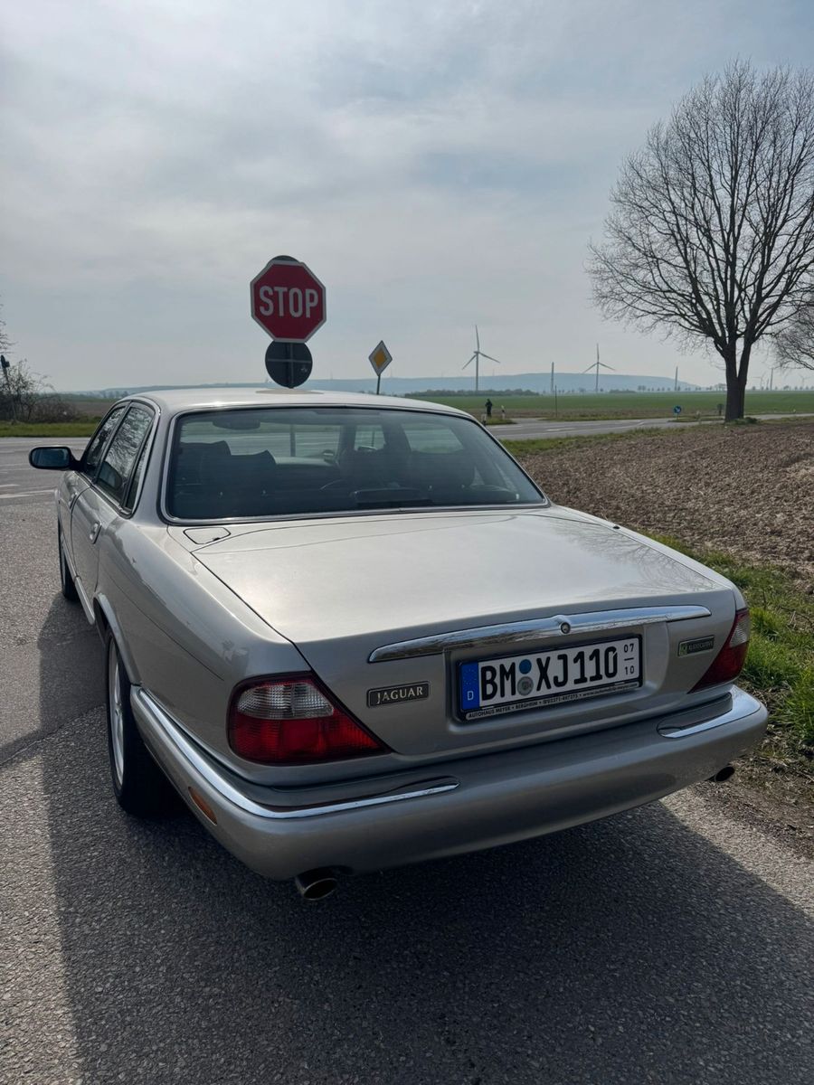 Fahrzeugabbildung Jaguar XJ8 3.2 Executive