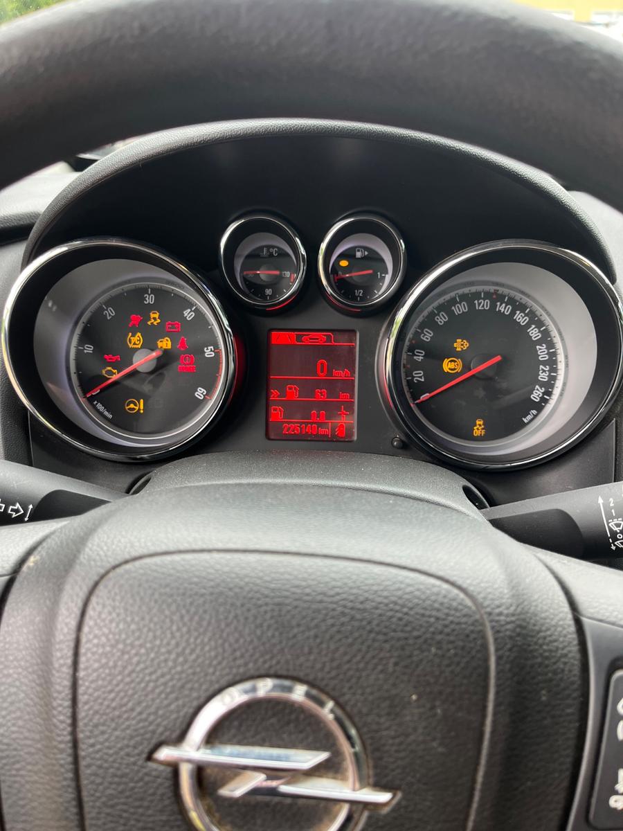 Opel Astra 2012 — photo 8