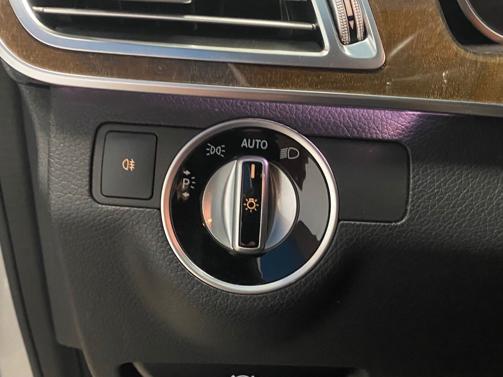 Fahrzeugabbildung Mercedes-Benz E 200 T ELEGANCE+NAVI+LED Scheinwerfer+Distronic