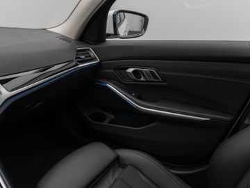 Fahrzeugabbildung BMW 330e xDr Tour Sport Line ACC HUD Pano HiFi Laser