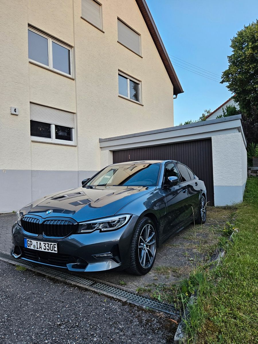BMW  330e Sport Line