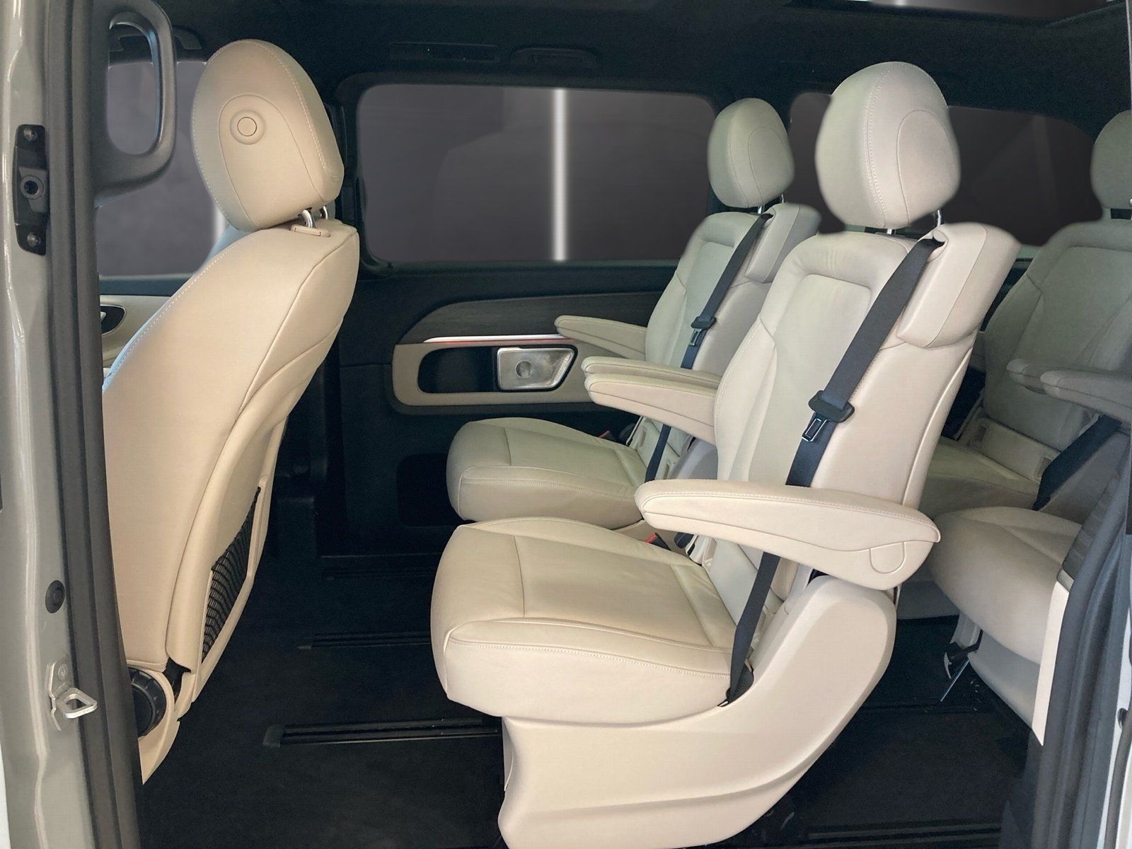 Fahrzeugabbildung Mercedes-Benz V 300d 4M AVANTGARDE L*Pano*Airmatic*AHK*Distron