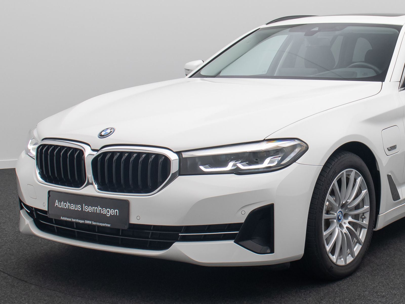 Fahrzeugabbildung BMW 530e HUD DAB Alarm Panorama HiFi Sport Leder