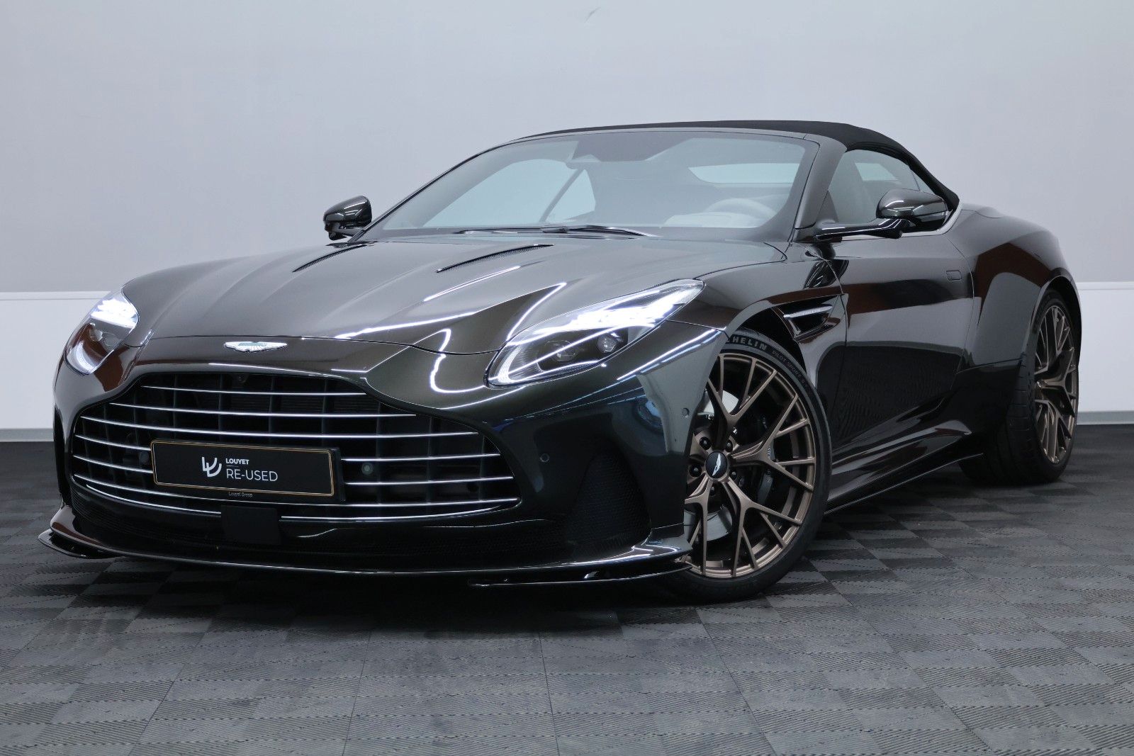 Aston Martin DB12 Volante