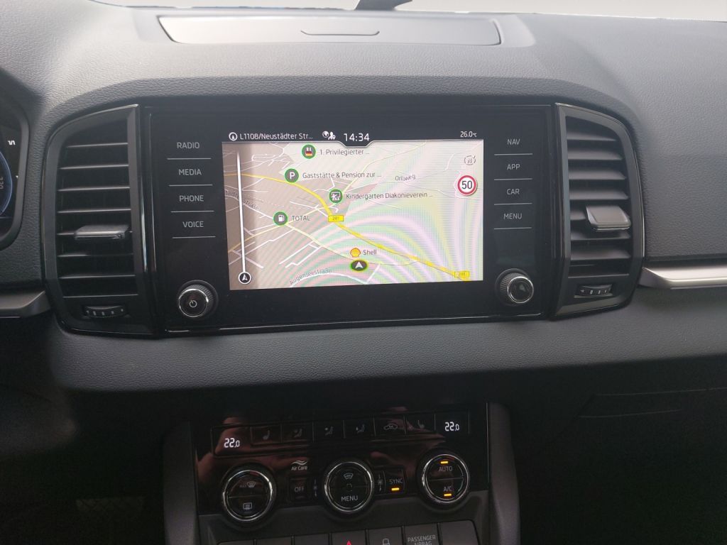 Fahrzeugabbildung SKODA Karoq 1.5 TSI DSG Selection AHZV,LED,Navi,SH