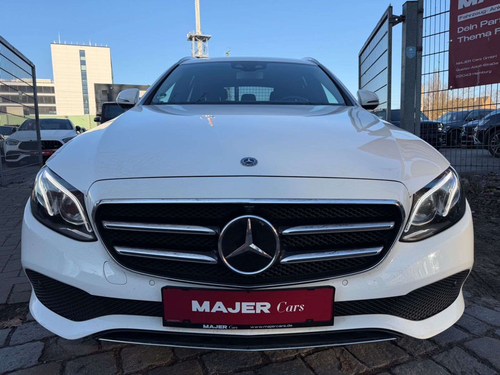 Fahrzeugabbildung Mercedes-Benz E 220 4Matic*MULTIBEAM*360°KAMERA*WIDESCREEN*PDC