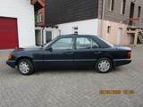 Mercedes-Benz 200 E - blaue Mercedes-Benz 200