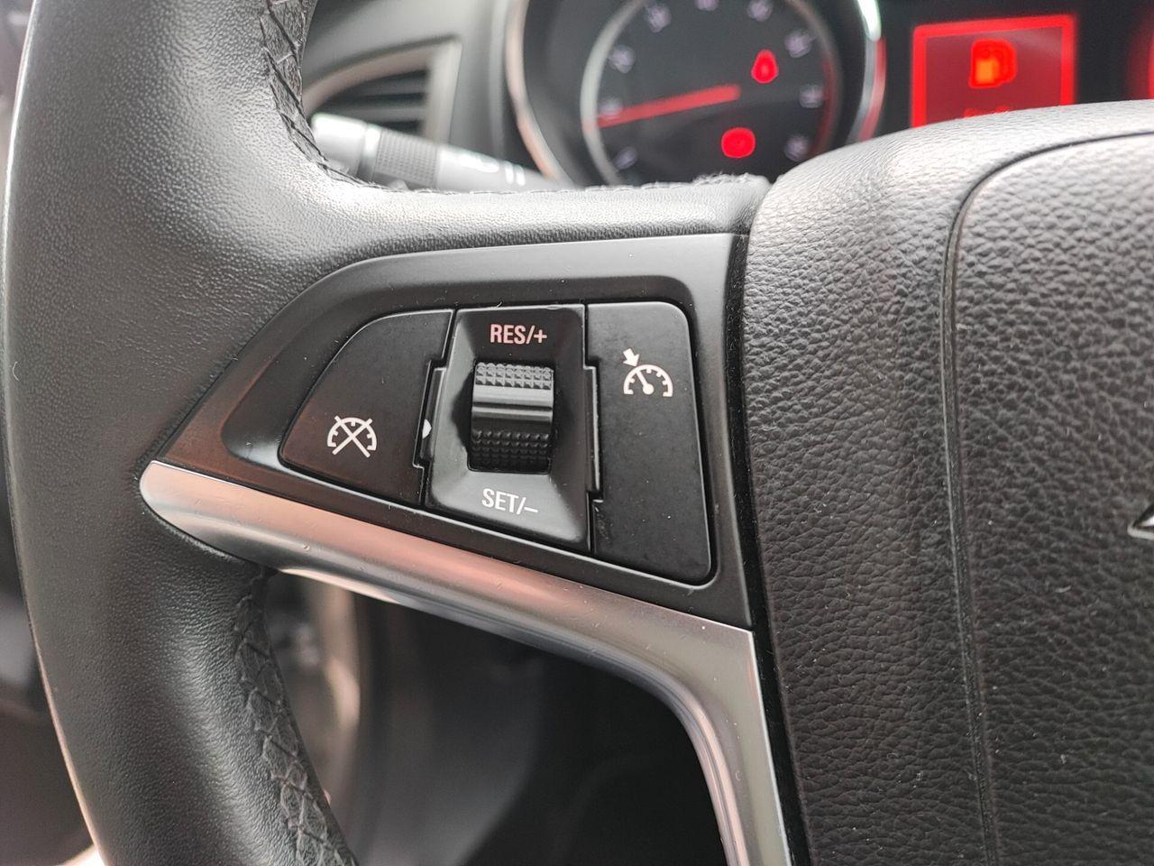 Opel Astra 2011 — photo 12